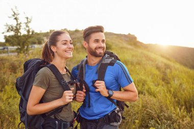 Mutlu çift doğada gülümseyen turist.