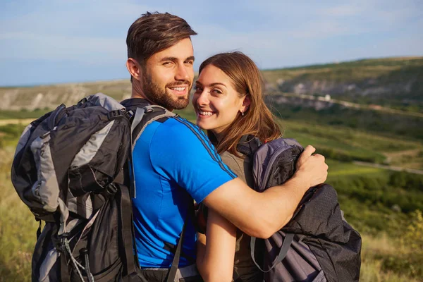 Heureux couple de touristes souriant dans la nature . — Photo