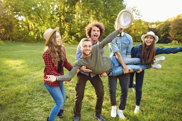 Amigos se divertir jogando no parque . — Fotografia de Stock