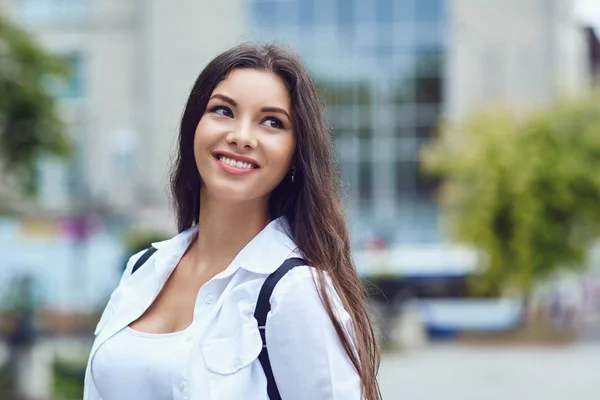 美しい幸せなブルネットの女性笑顔屋外で街の通り. — ストック写真