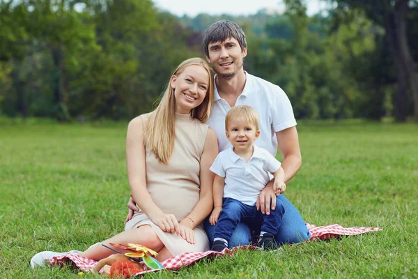 Glückliche Familie zusammen im Sommerpark. — Stockfoto