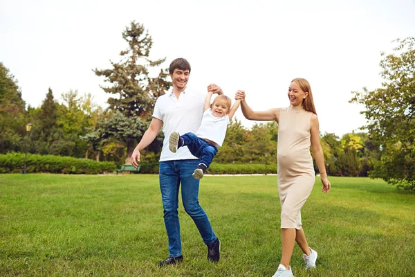 Famiglia felice giocare con il bambino nel parco. — Foto Stock