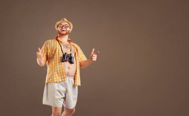 Komik şişman sakallı adam tatilde bavulla.