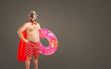 Bir daire için bir arka plan üzerinde yüzme ile sakallı kalın komik adam.