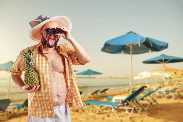재미 있는 지방 수염 남자 쌍안경으로 휴가에 해변에서 여름에. — 스톡 사진