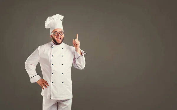 滑稽开朗的厨师在白色制服在背景为文本. — 图库照片