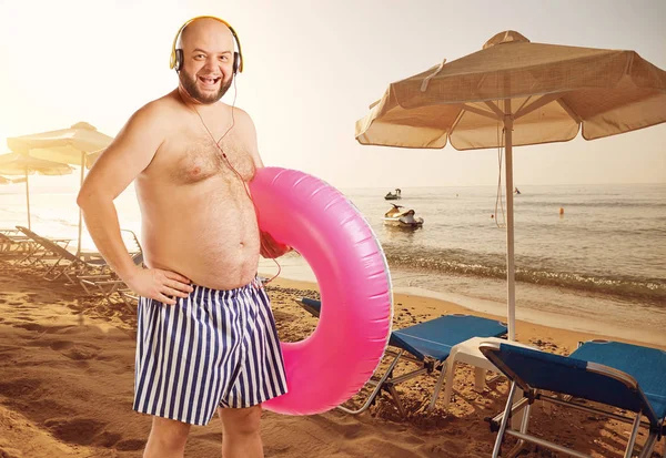 Hombre gordo divertido de vacaciones en una playa de verano . — Foto de Stock