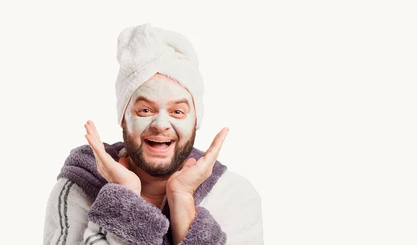 미용실에서 얼굴 마스크에 재미 있는 남자. — 스톡 사진
