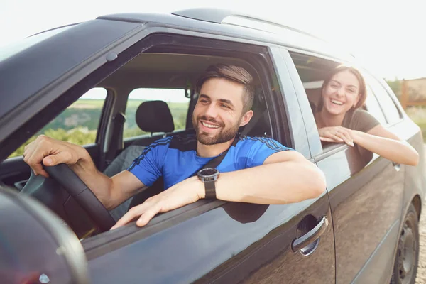 Heureux couple voyageant en voiture sur la route en été — Photo