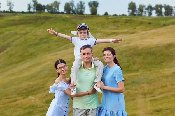 Bir aile ayakta doğada gülümseyen portresi — Stok fotoğraf