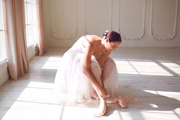 Bailarina con zapatos puntiagudos en la habitación — Foto de Stock