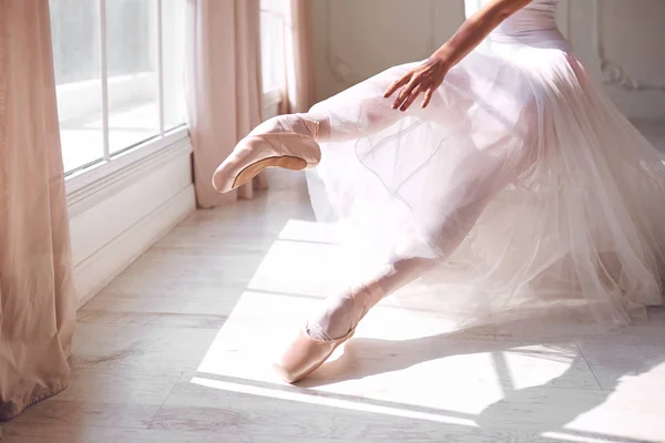 Sapatos de pontas nos pés de uma bailarina . — Fotografia de Stock