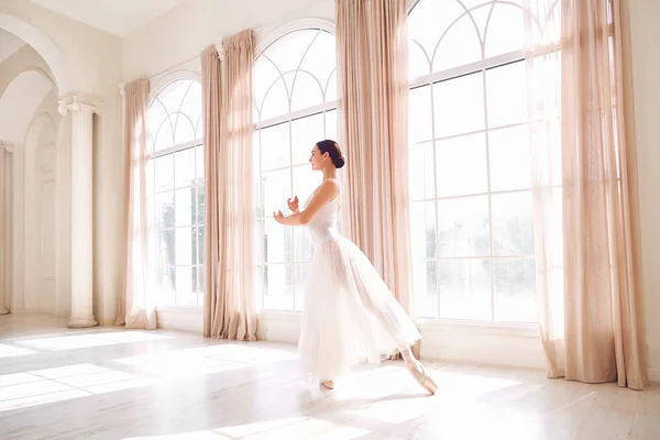 Νέοι μπαλαρίνα χορεύει σε ένα λευκό στούντιο — Φωτογραφία Αρχείου