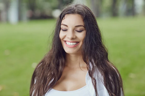 Retrato de linda feliz sorridente mulher morena menina bonita em roupas de  verão casual hipster verde sem maquiagem isolada no branco, tire uma selfie