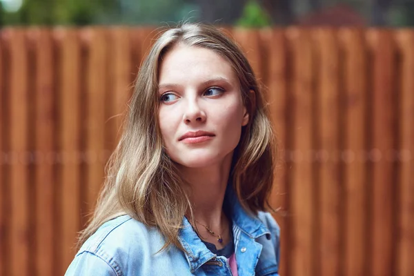 A blonde girl in a serious mood on a city street — Stock Photo, Image