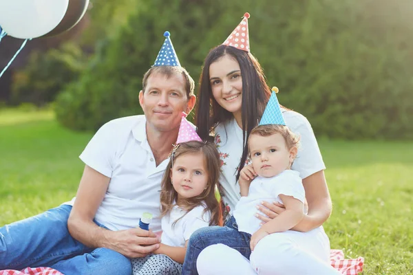 Los padres desean a los niños un feliz cumpleaños en el parque . — Foto de Stock