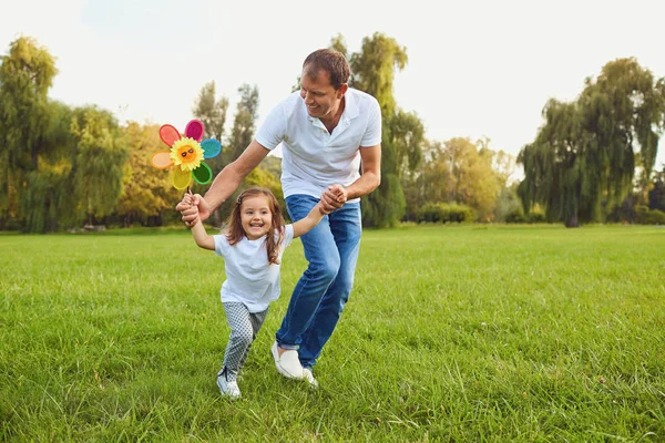 Szczęśliwy ojciec rodzina i dziecko uruchomić na łące z latawcem w lecie na charakter — Zdjęcie stockowe