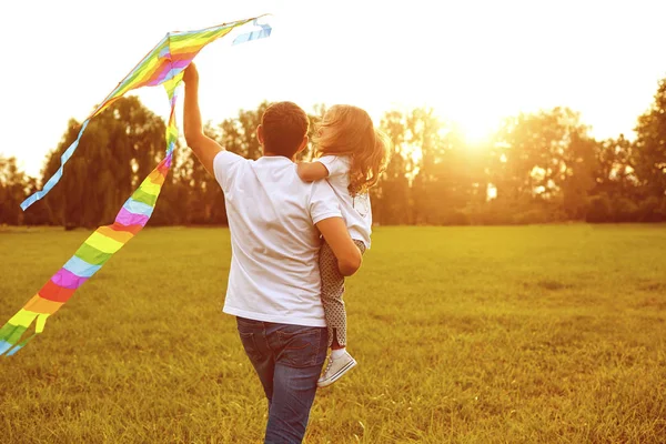 幸せ家族父と子の性質上夏の凧と草原で実行 — ストック写真