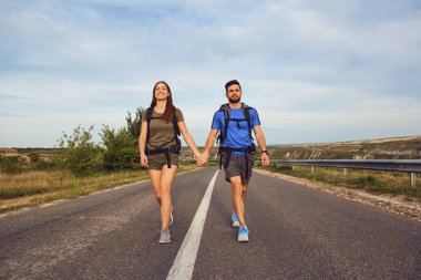 Doğada yolda seyahat etmek sırt çantaları ile gitmek