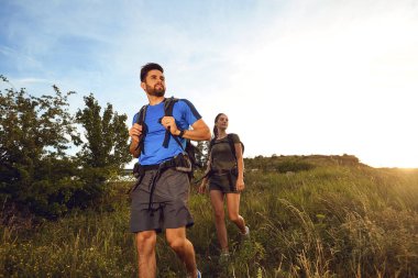 Seyahat etmek sırt çantaları ile doğaya günbatımında gidin.