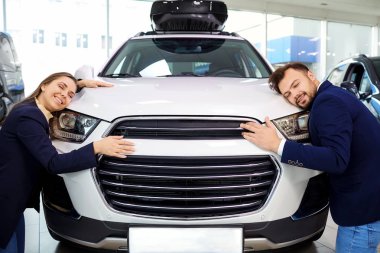 Çift kucaklayan araba otomatik otomatik salonda gülümseyen