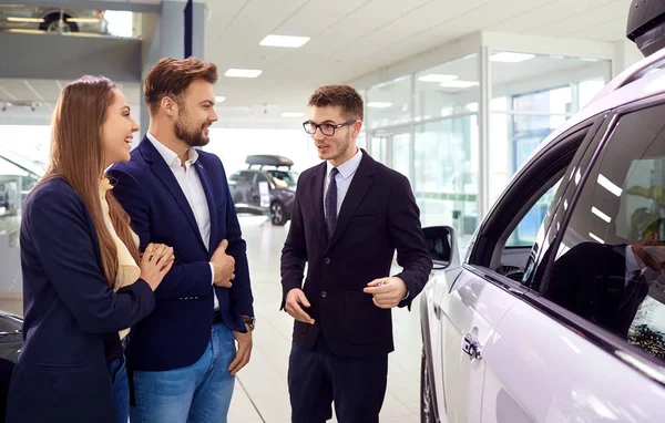 Sale, rental cars. The car dealer sells the car to people. — Stock Photo, Image