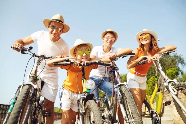 Gelukkig gezin op de fiets voor een wandeling in het park. — Stockfoto