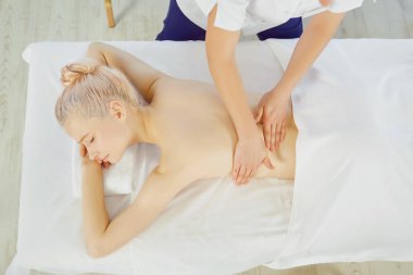 Tablo istemcide omuzlarına masaj kadın