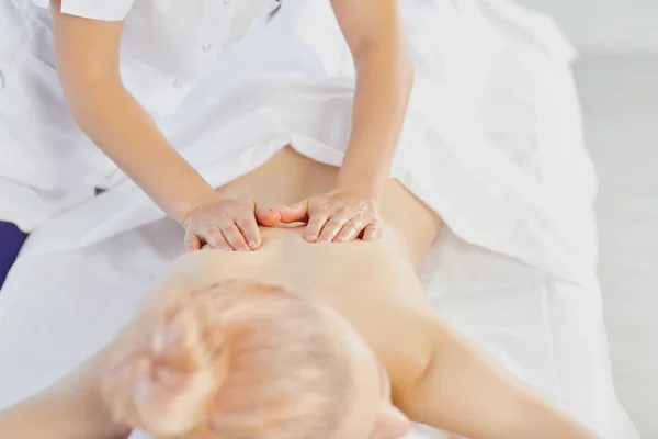 Jovem mulher fazendo massagem no salão de spa — Fotografia de Stock