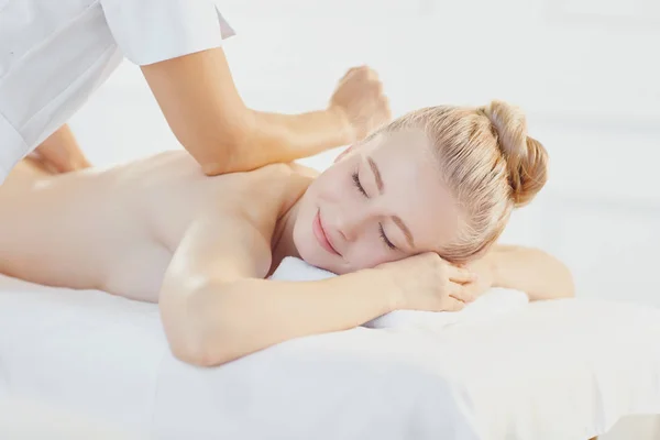 Massagem corporal. Mulher no salão de massagens . — Fotografia de Stock