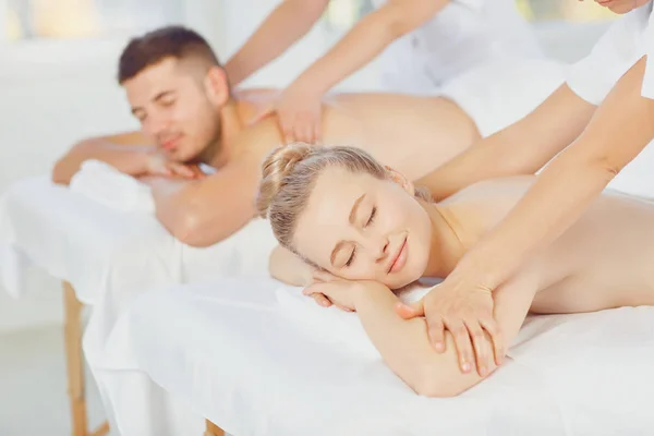 Pareja disfrutando del cuerpo de masaje en el centro de spa —  Fotos de Stock