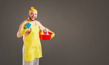 Şişko adamın temizlik Doğum apronda temizlemek.