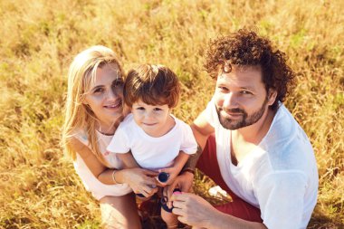 Aile doğada sabun köpüğü ile oynuyor