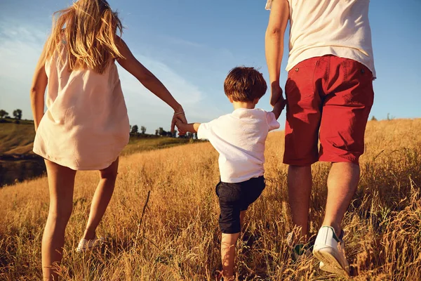 Gelukkige familie plezier wandelen in de natuur. — Stockfoto