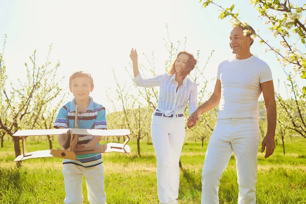 Famiglia felice con un bambino all'aperto in estate . — Foto Stock