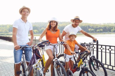 Mutlu aile Bisiklet Parkta yürümek için.