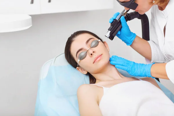 Laserowe usuwanie włosów na twarzy młodej kobiety w kosmetologii — Zdjęcie stockowe