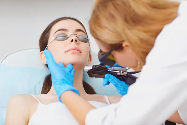 Épilation au laser sur le visage d'une jeune femme en cosmétologie — Photo