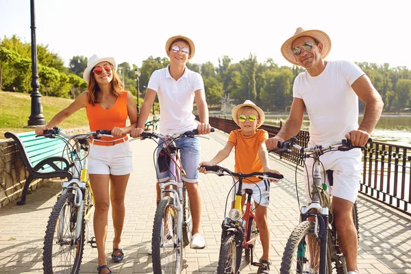 Счастливая семья на велосипедах для прогулки в парке . — стоковое фото