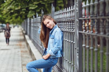 Sarışın mutlu kız gülümsüyor kentsel tarzı. 