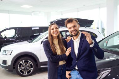 Genç bir çift bir araba ve auto salon seçer