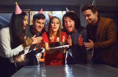 Arkadaşlar doğum günü mumları kek üzerine kapalı üfleme