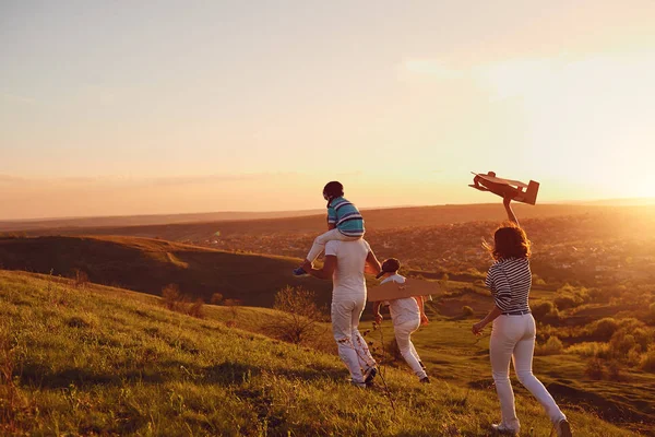 Boldog család a természetben, a naplemente. — Stock Fotó