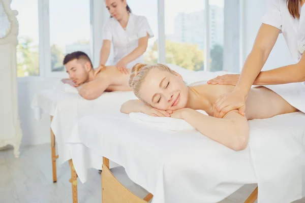 Couple bénéficiant d'un massage au centre spa — Photo