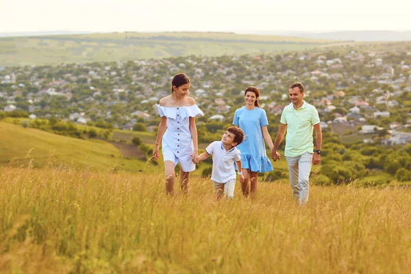 Mutlu bir aile alan eğleniyor. — Stok fotoğraf