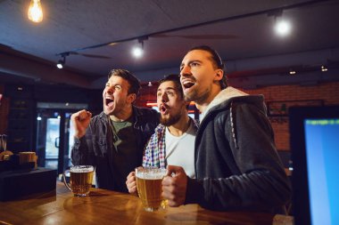 Arkadaşlar fanlar izlemek spor tv pub