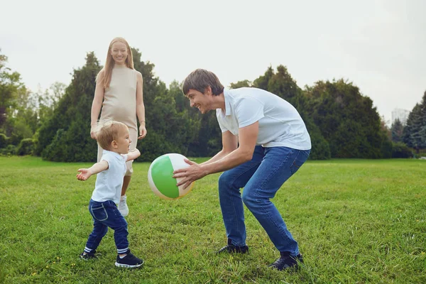 Femme enceinte et homme jouant avec son fils dans le parc — Photo