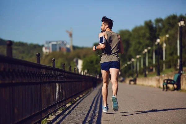 Der Sportler rennt durch den Park. — Stockfoto