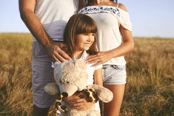 Mutlu aile yaz gün batımında doğa üzerinde oynamak. — Stok fotoğraf