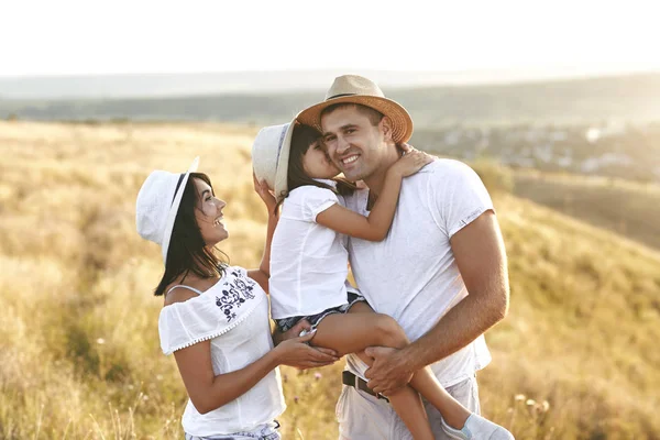 Stylový šťastní rodiče s holkou v krajině — Stock fotografie